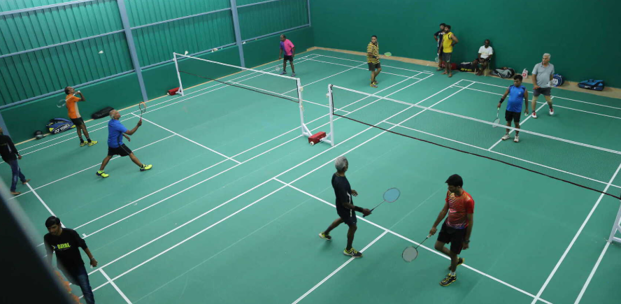 What Are the Standard Facilities Provided at a Professional Indoor Badminton Academy